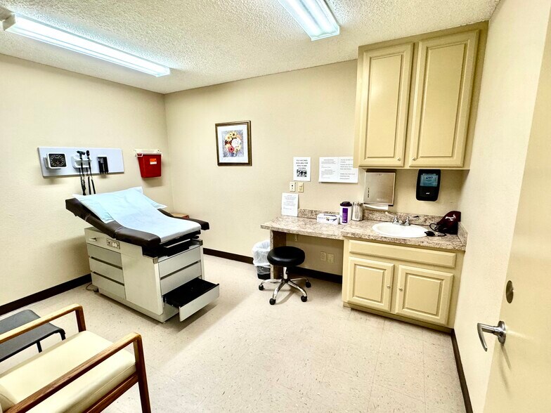 More Photos Of 101 Anthony Dr, Teague Medical For Sale