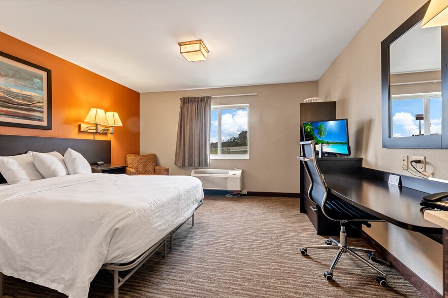More Photos Of 975 Sheffield St, Washington Hotel For Sale