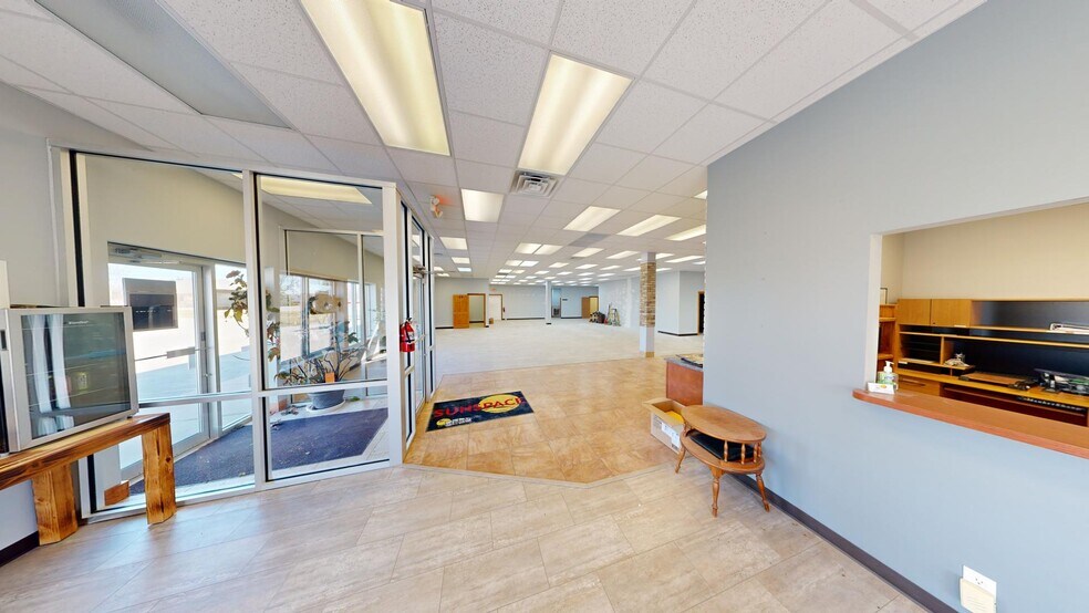 More Photos Of 1985 American Dr, Neenah Flex For Sale