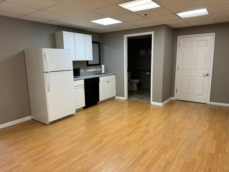 More Photos Of 189 Poplar Pl, North Aurora Warehouse For Lease