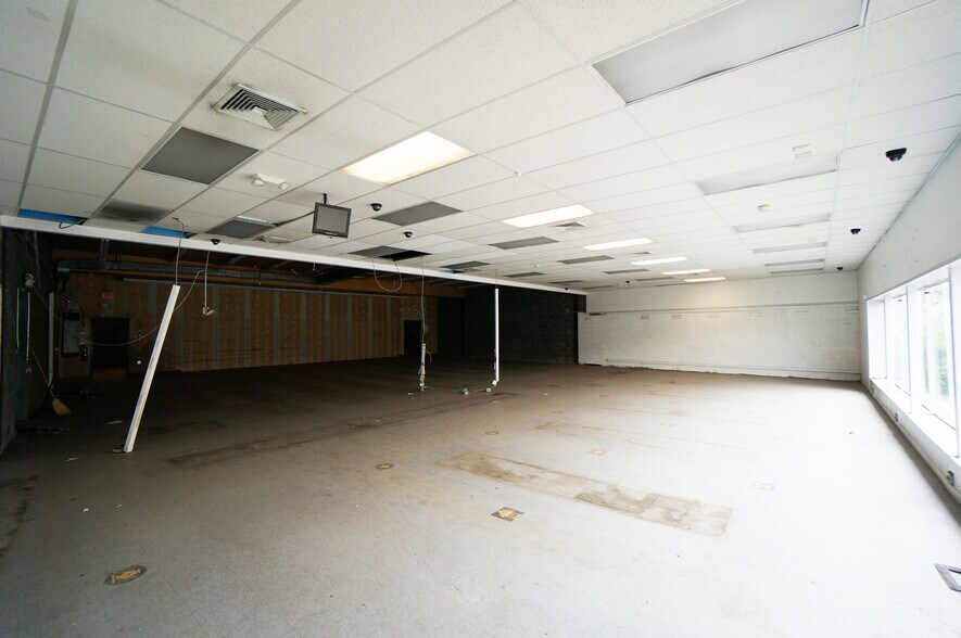 More Photos Of 140 S State St, Hackensack Freestanding For Lease