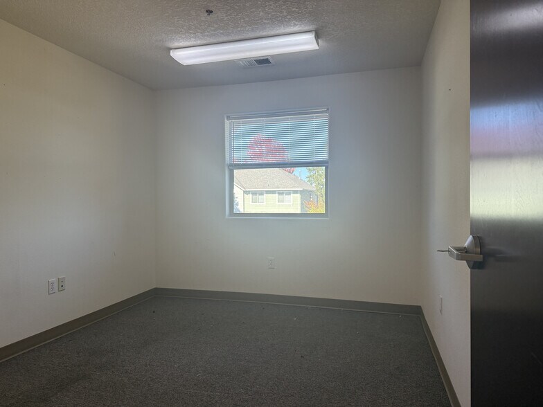 More Photos Of 2819-2827 SE 75th Ave, Hillsboro Light Distribution For Lease
