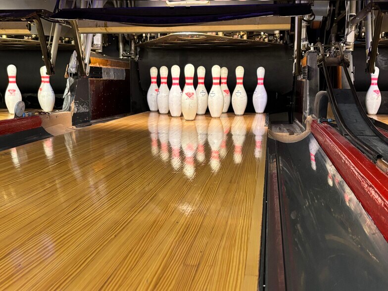 More Photos Of 16902 S Davis St, Galesville Bowling Alley For Sale