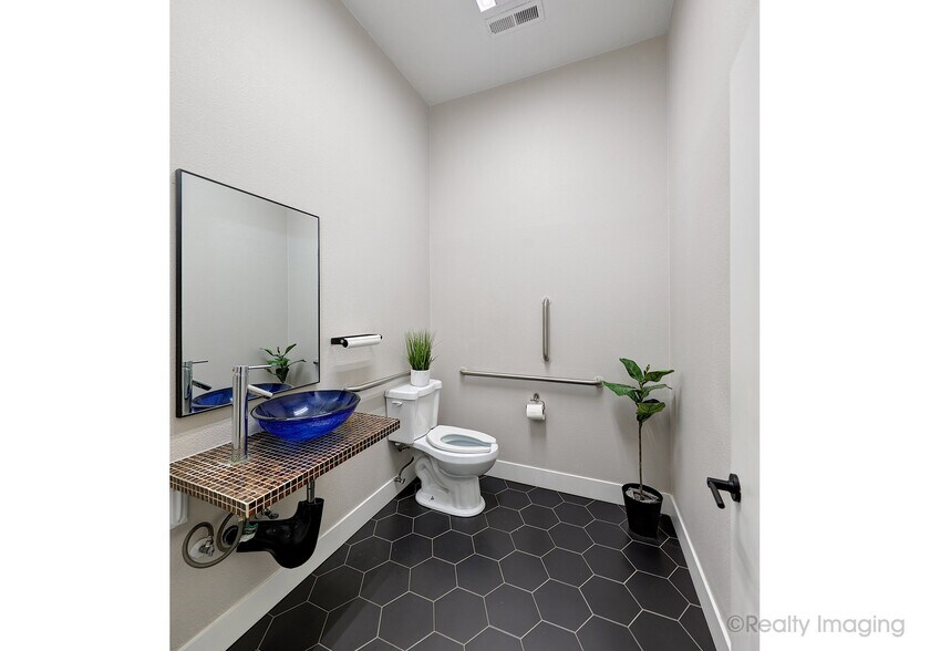 More Photos Of 1201 W Fourth Plain Blvd, Vancouver Flex For Sale