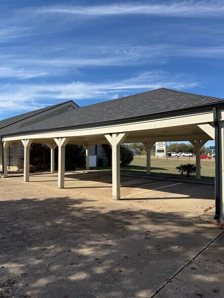 More Photos Of 600 S Harbor Ct, Granbury Office For Lease