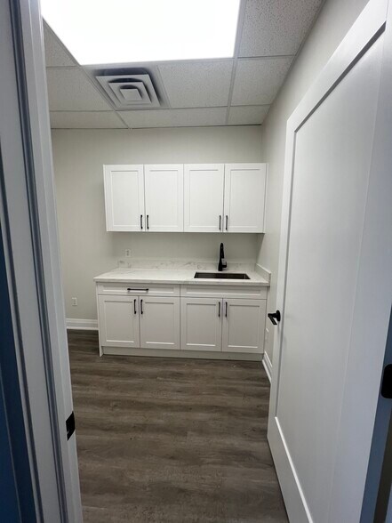 More Photos Of 1001-1007 Flint Rd, Toronto Warehouse For Lease