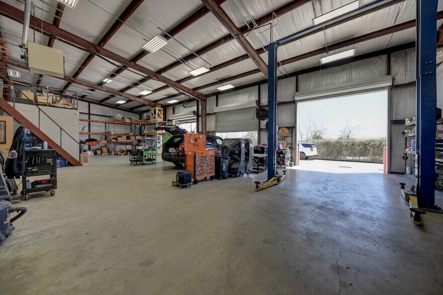 More Photos Of 2770 Osborn Ln, Bryan Showroom For Sale