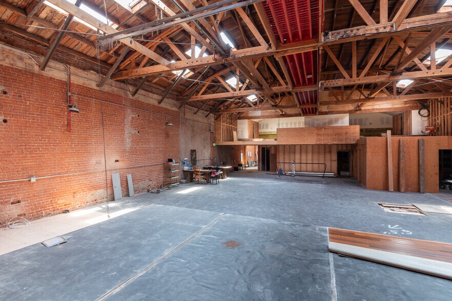 More Photos Of 5253 W Adams Blvd, Los Angeles Storefront Retail Office For Lease