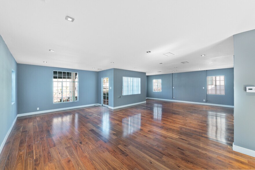 More Photos Of 1020 Pico Blvd, Santa Monica Storefront Retail Office For Sale