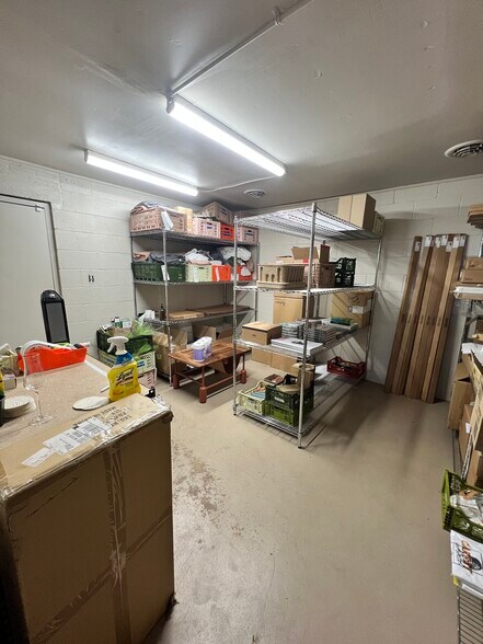 More Photos Of 3901 Falls Rd, Baltimore Auto Repair For Lease