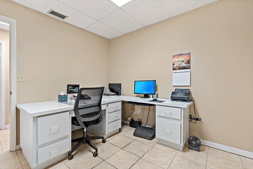 More Photos Of 567 Avenue K SE, Winter Haven Office For Sale
