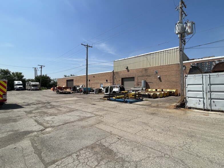 More Photos Of 521 Santa Rosa Dr, Des Plaines Warehouse For Lease