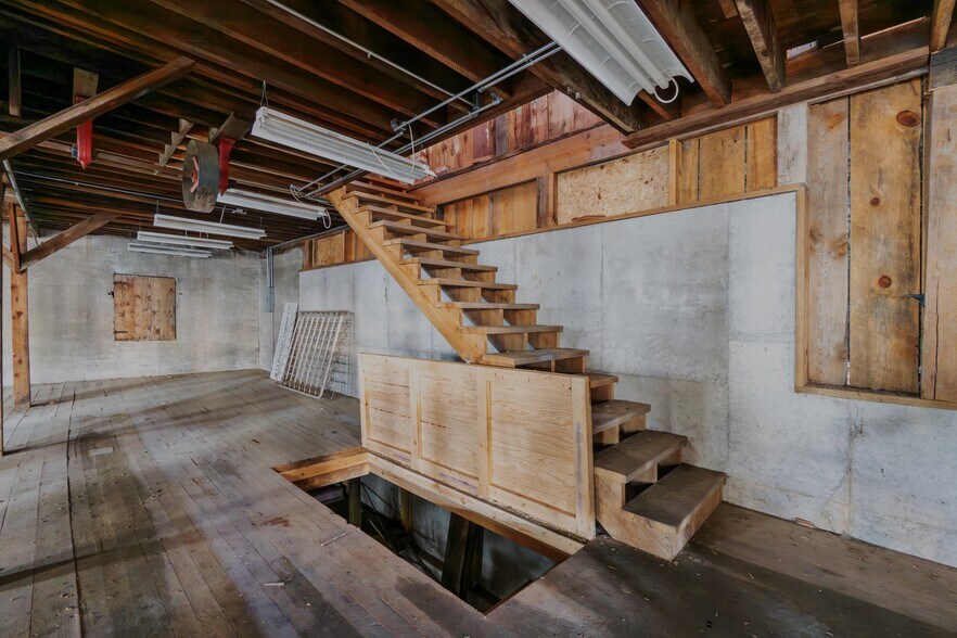 More Photos Of 75 Center St, Eureka Springs General Retail For Sale