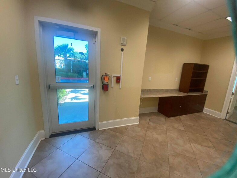 More Photos Of 2228-2230 Beach Dr, Gulfport Apartments For Lease