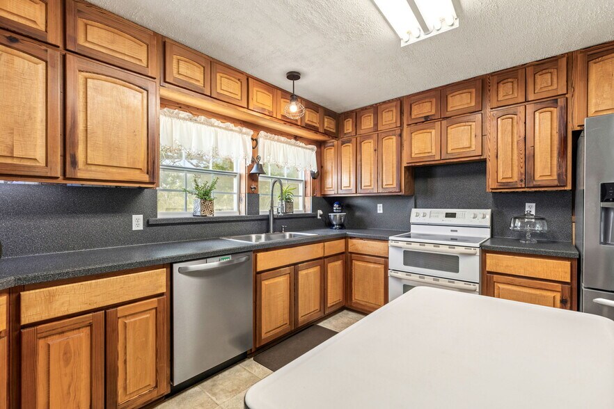 More Photos Of 2 FM 289, Comfort Specialty For Sale