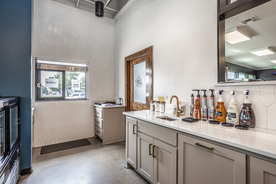 More Photos Of 211 N Weaver St, Gainesville Flex For Sale