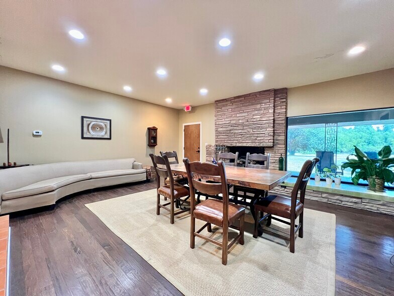 More Photos Of 614 Oak Ave, Sulphur Springs Office For Sale