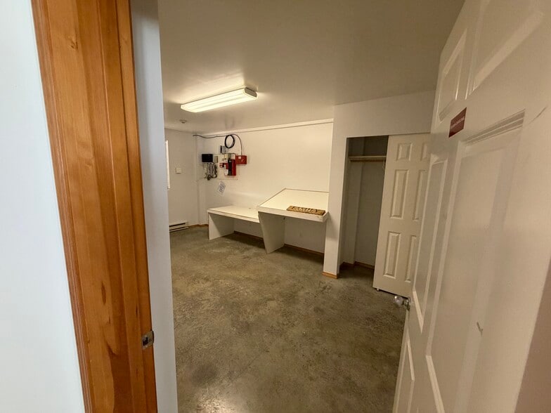 More Photos Of 22407 Foss Rd NE, Poulsbo Warehouse For Lease