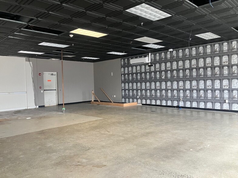 More Photos Of 57 Loring Ave, Salem Storefront Retail Office For Lease