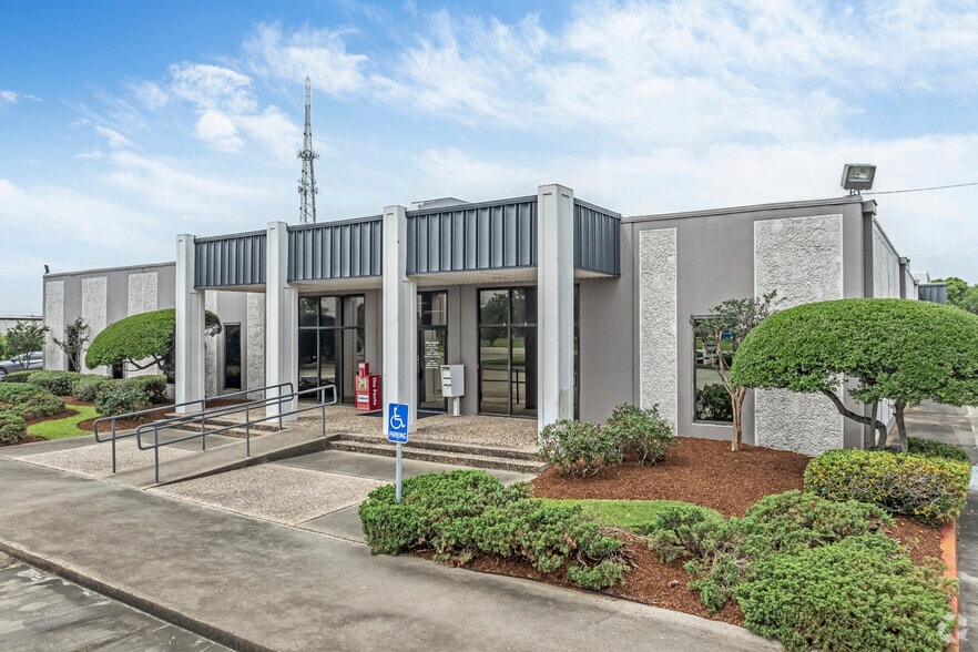 Primary Photo Of 720 S Main St, Clute Light Manufacturing For Sale