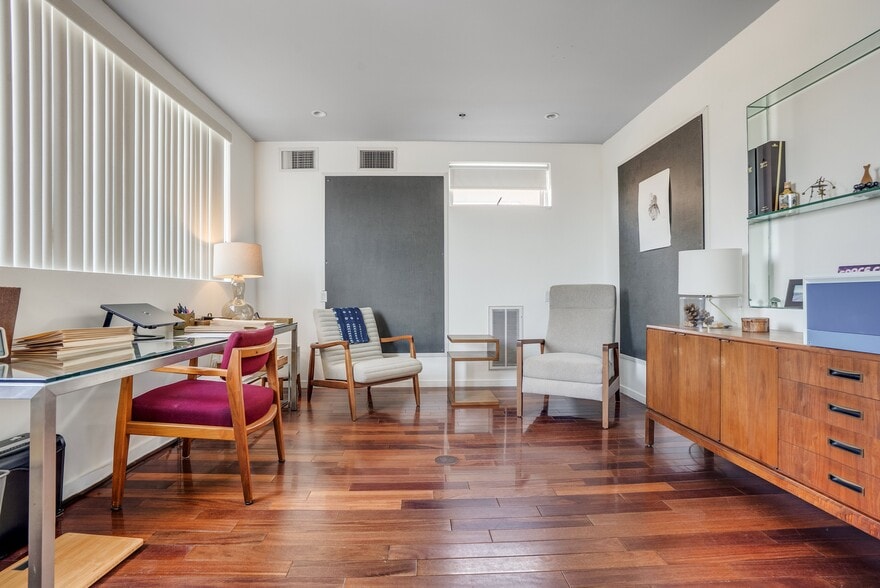 More Photos Of 2114 Narcissus Ct, Venice Office For Lease