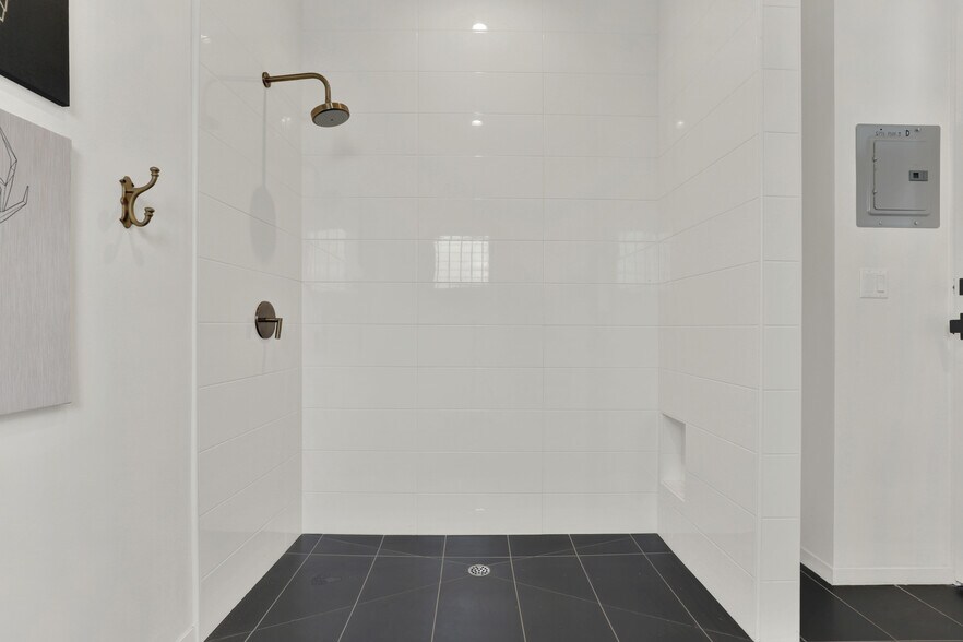 More Photos Of 435 S Boyle Ave, Los Angeles Office Residential For Sale