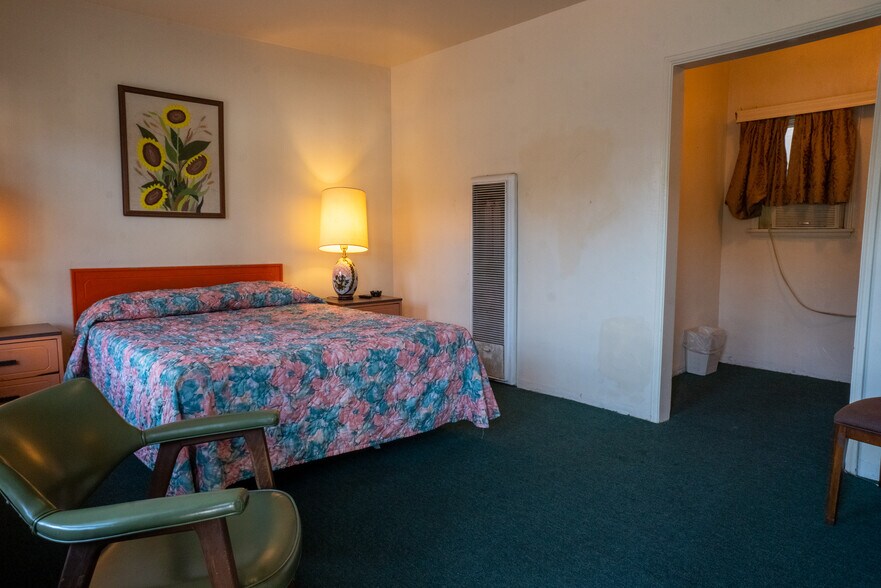 More Photos Of 5251 Hollywood Blvd, Los Angeles Hotel For Sale