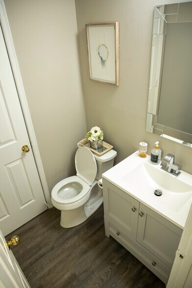 More Photos Of 425 E Crossville Rd, Roswell Office For Sale