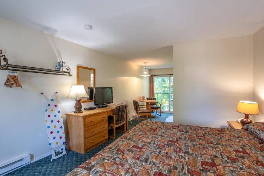 More Photos Of 6203 Willow Av, Summerland Hotel For Sale