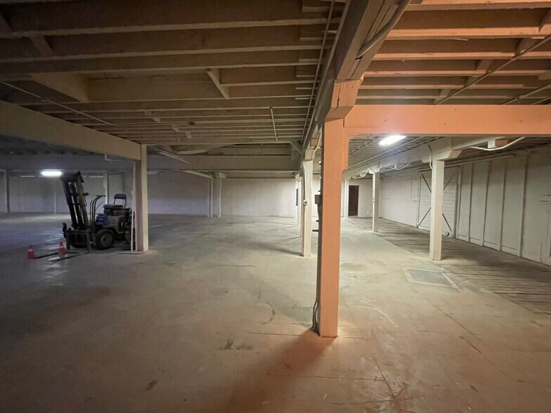 More Photos Of 323 S Fir St, Medford Warehouse For Sale