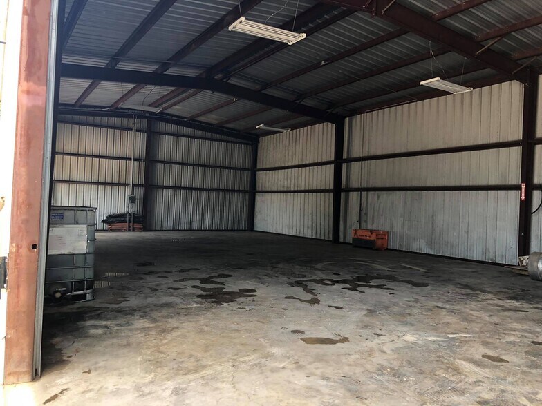 More Photos Of 12440 US Hwy 181 S, San Antonio Flex For Sale