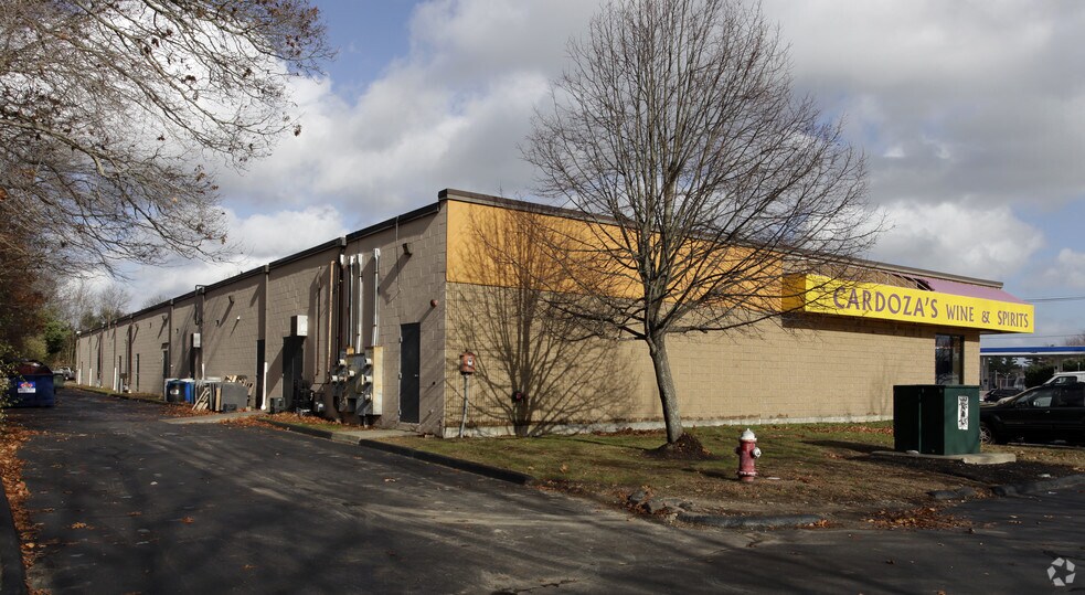 More Photos Of 154 Faunce Corner Rd, North Dartmouth Storefront Retail Office For Lease