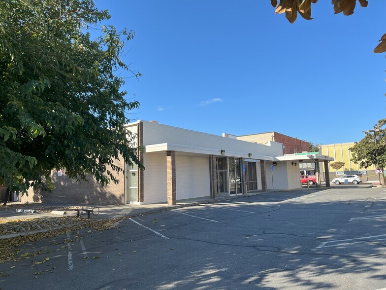 More Photos Of 178 N 1st St, Dixon Freestanding For Lease