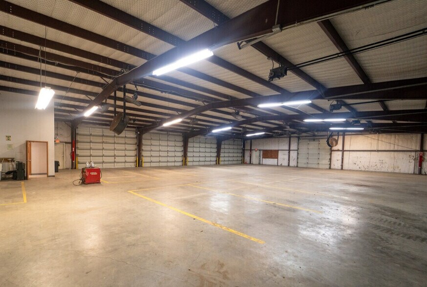 More Photos Of 1404 E Rio Grande St, Victoria Warehouse For Sale