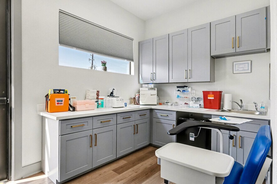 More Photos Of 205 Bella Katy Dr, Katy Medical For Sale