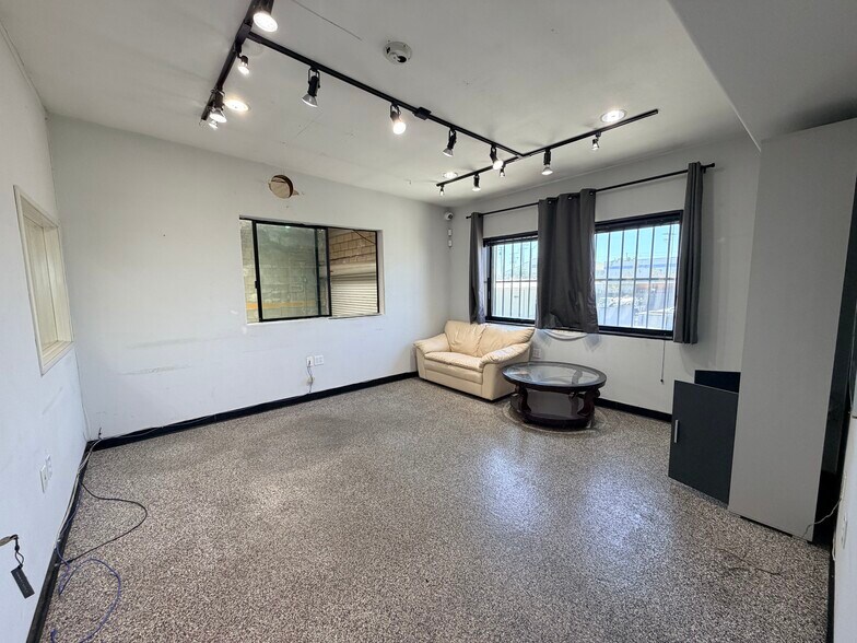 More Photos Of 2165 Gaylord St, Long Beach Warehouse For Lease