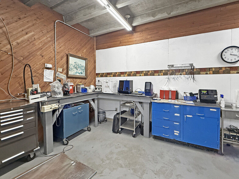 More Photos Of 1331 W Main St, Sterling Veterinarian Kennel For Sale