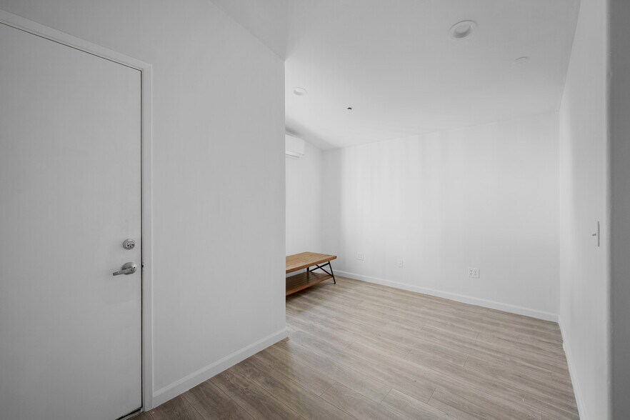 More Photos Of 7798 Foothill Blvd, Tujunga Freestanding For Sale