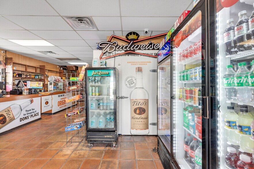 More Photos Of 1000-1006 Truman Ave, Key West Bar For Sale