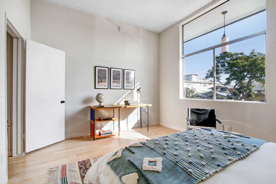 More Photos Of 1045 N Ardmore Ave, Los Angeles Apartments For Sale