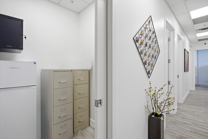 More Photos Of 10450 NW 33rd St, Doral Office For Sale