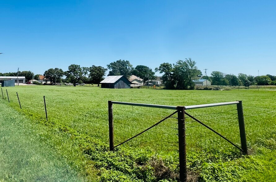 More Photos Of 2000 W Walnut St, Herington Service Station For Sale