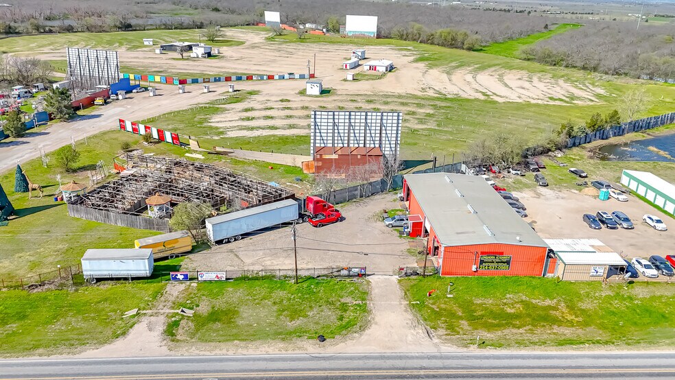 More Photos Of 5305 N Interstate Highway 45, Ennis Manufacturing For Sale