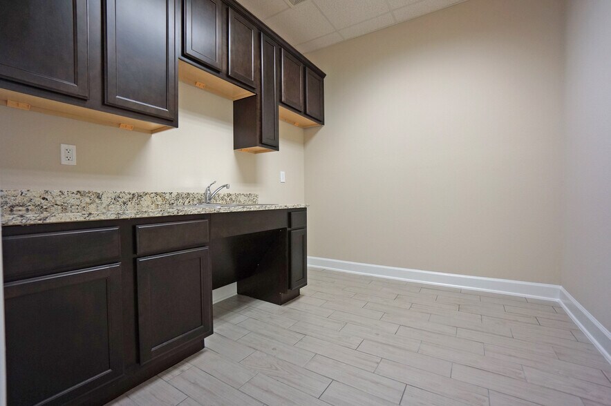 More Photos Of 12440 Emily Ct, Sugar Land Medical For Lease