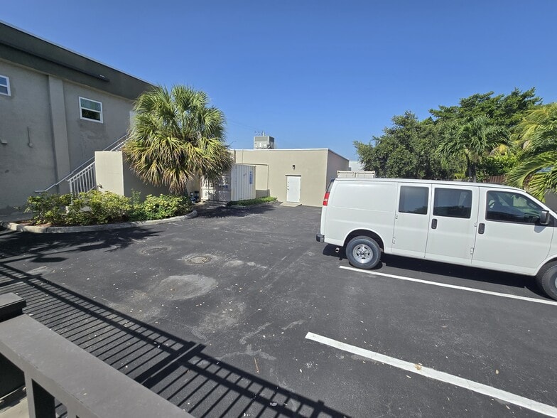 More Photos Of 1583 E Oakland Park Blvd, Oakland Park Freestanding For Sale