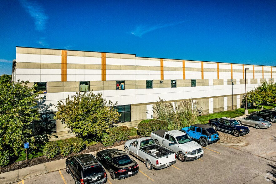 More Photos Of 3155 W Heartland Dr, Liberty Warehouse For Lease