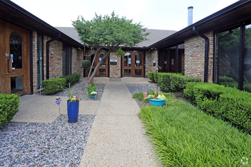More Photos Of 2001-2011 N Collins Blvd, Richardson Unknown For Lease