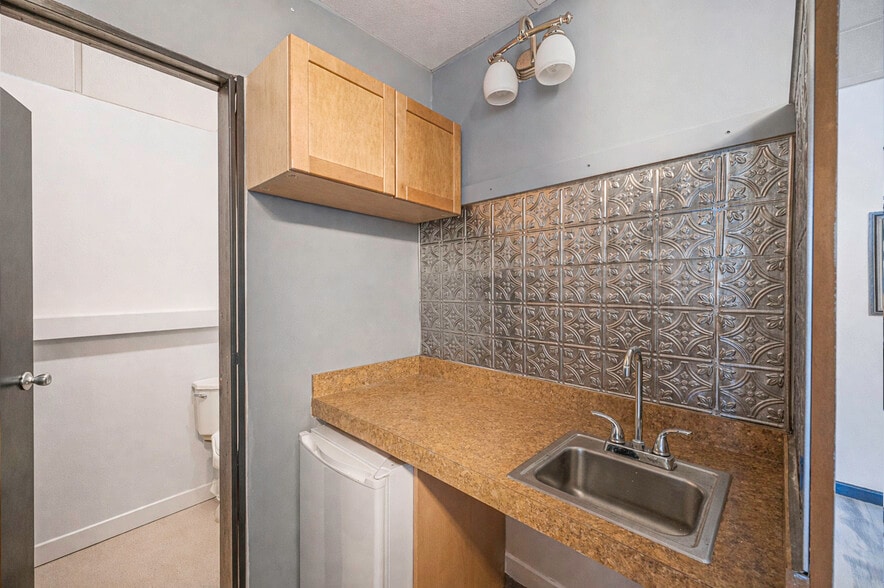 More Photos Of 27 Hanse Ave, Freeport Manufacturing For Sale