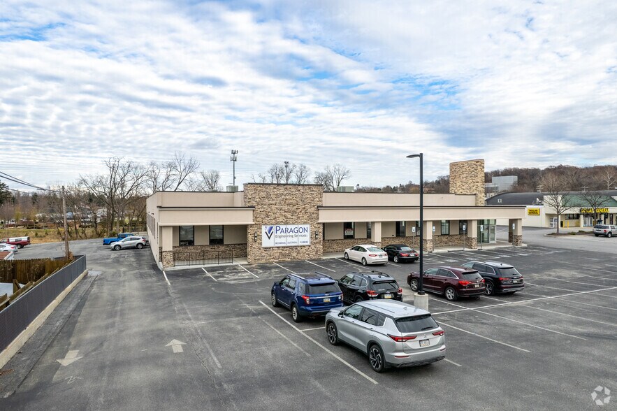 More Photos Of 1071 Edgar St, York Storefront Retail Office For Sale