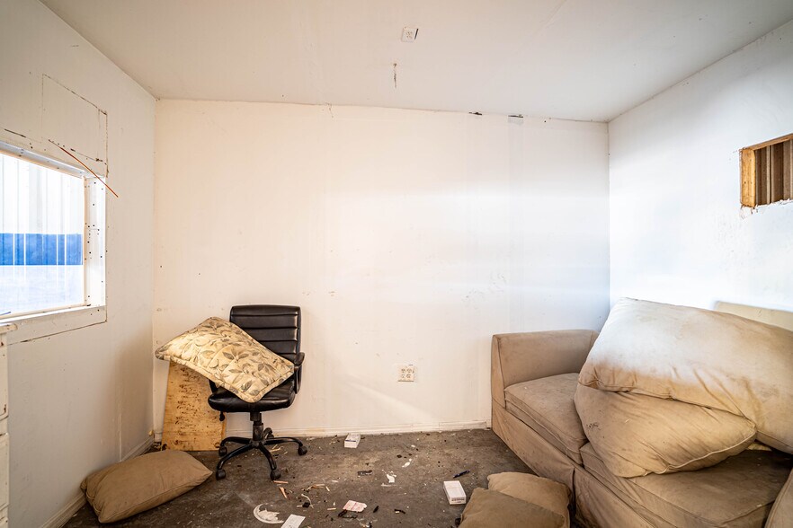 More Photos Of 180 Dr J A Wiltshire Ave E, Lake Wales Warehouse For Sale